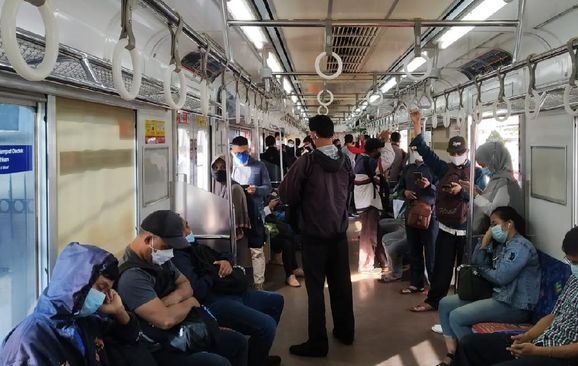 Hari Pertama PPKM Mikro, Penumpang KRL Bogor-Kota Masih Ramai