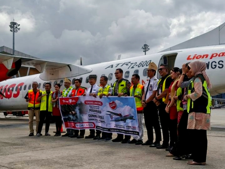 Penerbangan Perdana Pekanbaru–Gunungsitoli Resmi Dibuka di Bandara SSK II