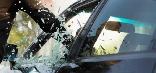 Braak! Mobil Ford jadi Sasaran Pecah Kaca di Jalan Rajawali Sakti Pekanbaru, Barang Berharga Lesap S