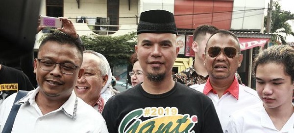 Ahmad Dhani Pakai Kaus #2019GantiPresiden di Sidang Perdana