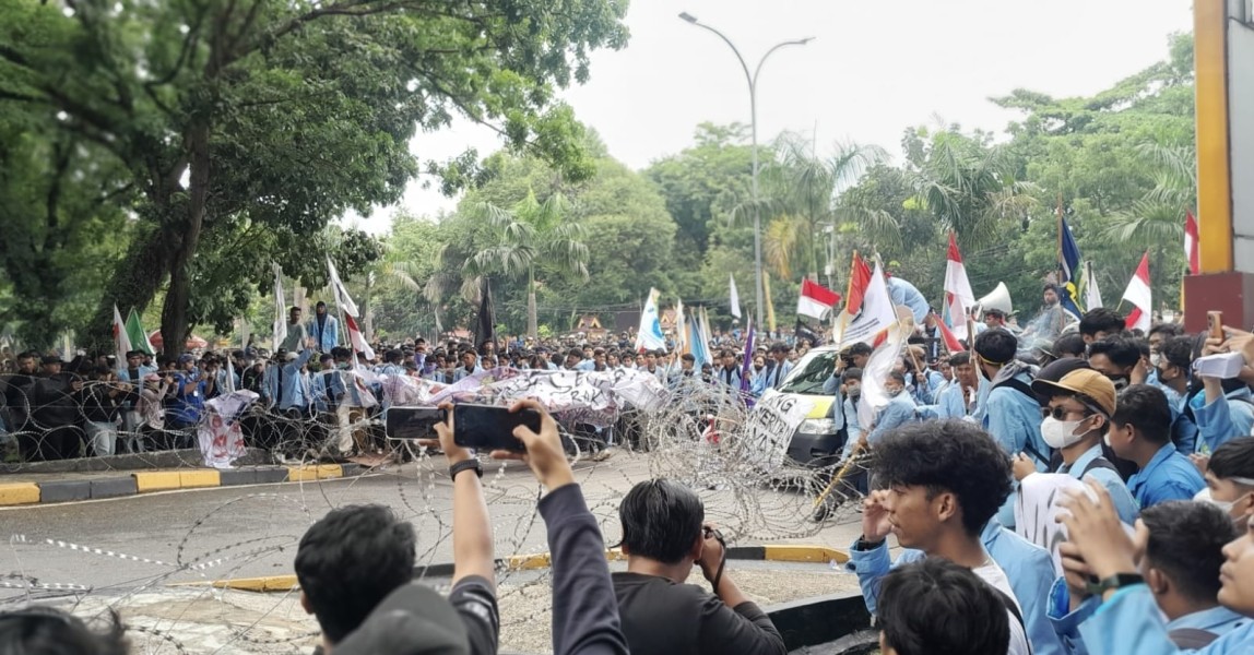 Ribuan Mahasiswa Geruduk Gedung DPRD Riau, Situasi Mulai Memanas