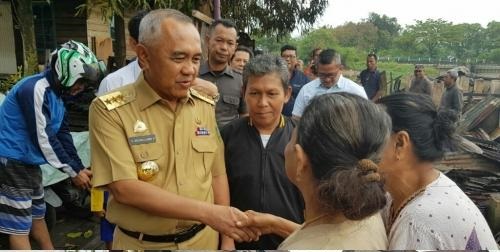 Pagi-pagi Tinjau Lokasi Kebakaran di Jalan Perdagangan, Gubernur Riau Berbagi Duka dengan Korban Keb