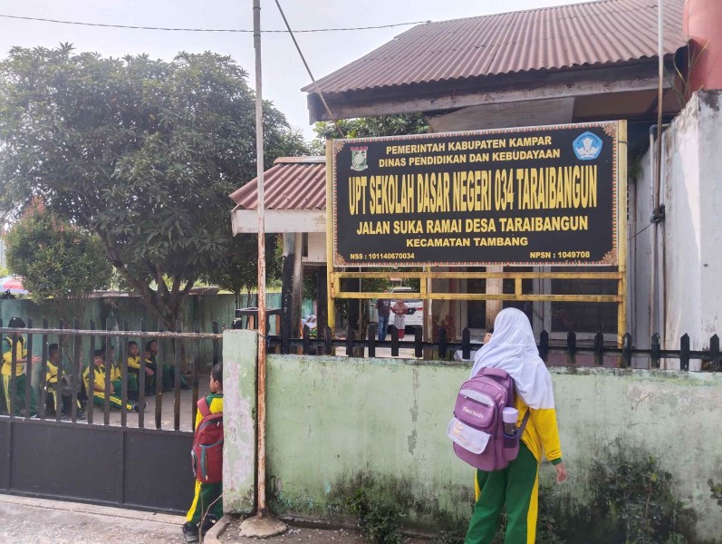 Dana Seragam Rp1,3 Juta Belum Lengkap, Walimurid SDN 034 Kampar Resah