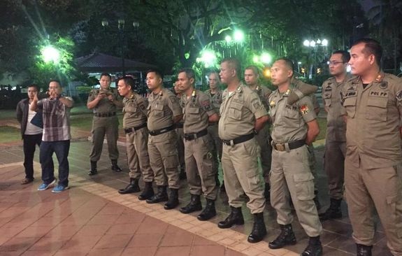 Satpol PP Bekasi Dipersenjatai Bambu Tertibkan Pelanggar PSBB