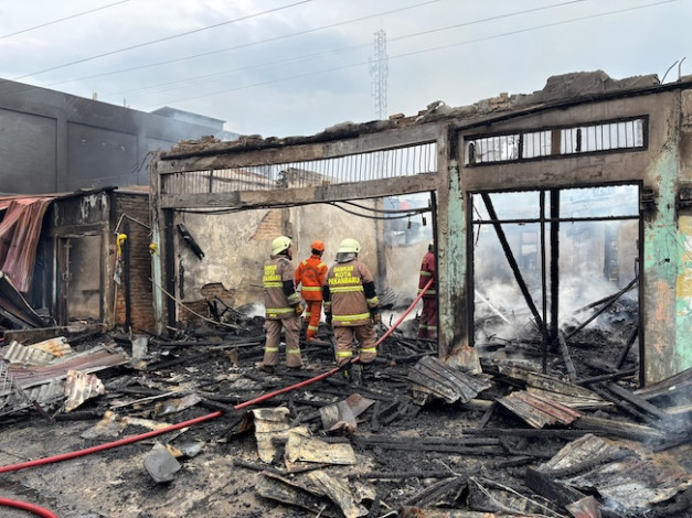 Kebakaran Siang Bolong di Jalan Pepaya Pekanbaru, Kerugian Masih Didata Polisi