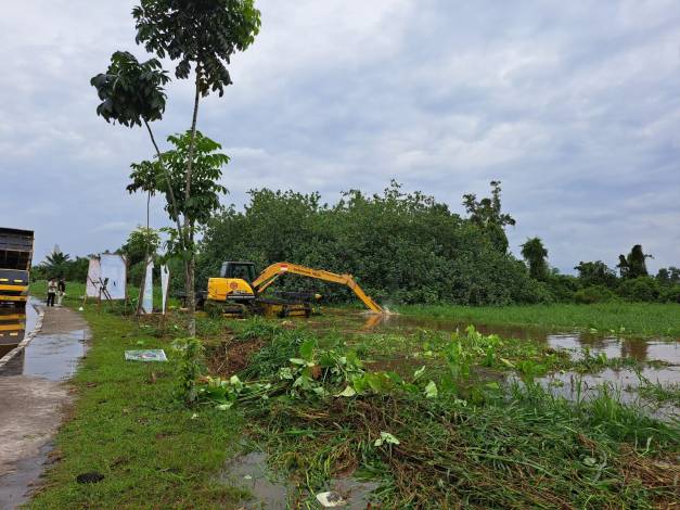 Pemprov Riau Turunkan Ekskavator Amfibi untuk Atasi Genangan Air di Jalan Sudirman Ujung