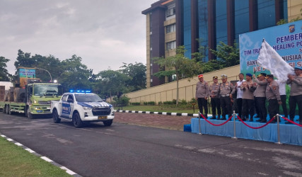 Polda Riau Kirim Tim Trauma Healing dan Bantuan ke Korban Banjir Sumbar