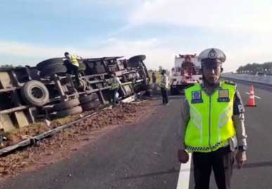Kecelakaan Terjadi Lagi di Tol Permai, Truk Fuso Terbalik