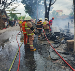 Kebakaran Hanguskan Kios dan Rumah Petak di Jalan Tanjung Karang Pekanbaru