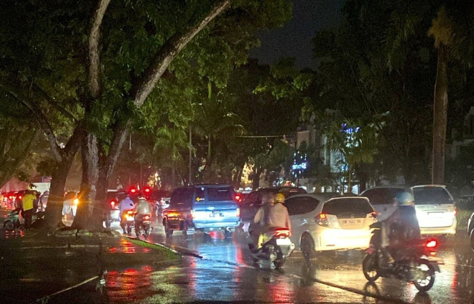 Hujan Deras Sebabkan Genangan Air dan Kemacetan di Sejumlah Ruas Jalan Pekanbaru