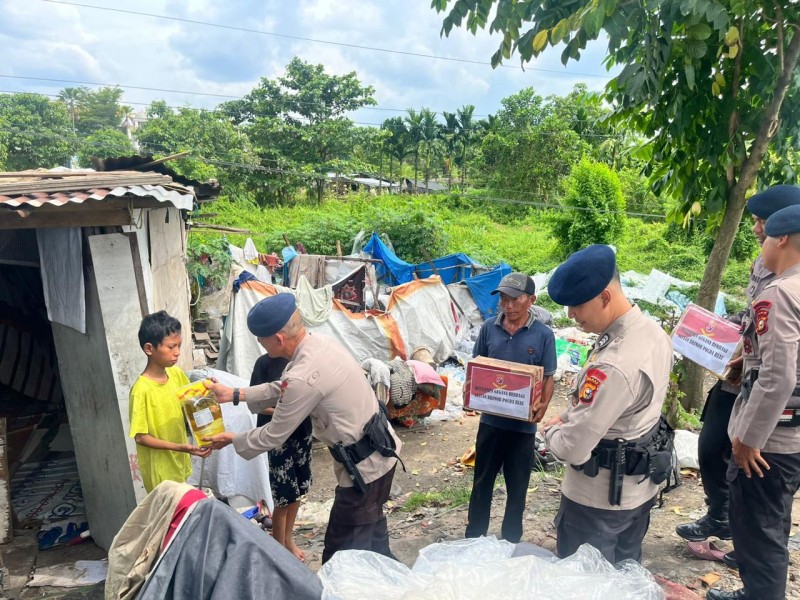 Brimob Polda Riau Gelar Aksi Sosial: Bagi Sembako dan Peduli Lingkungan