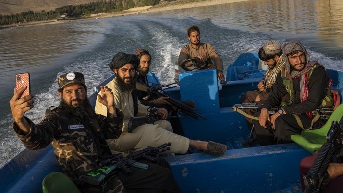 Cerita Petempur Taliban Liburan di Taman Bermain Sambil Tenteng Senjata