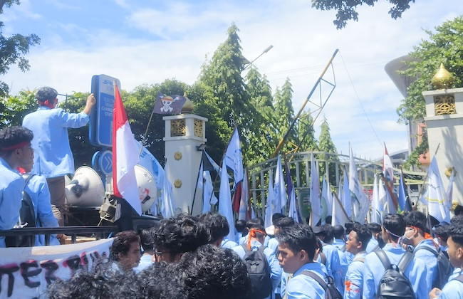 Bawa Bendera One Piece, Mahasiswa Unri Demo Gubernur Riau Soal Beasiswa dan karhutla