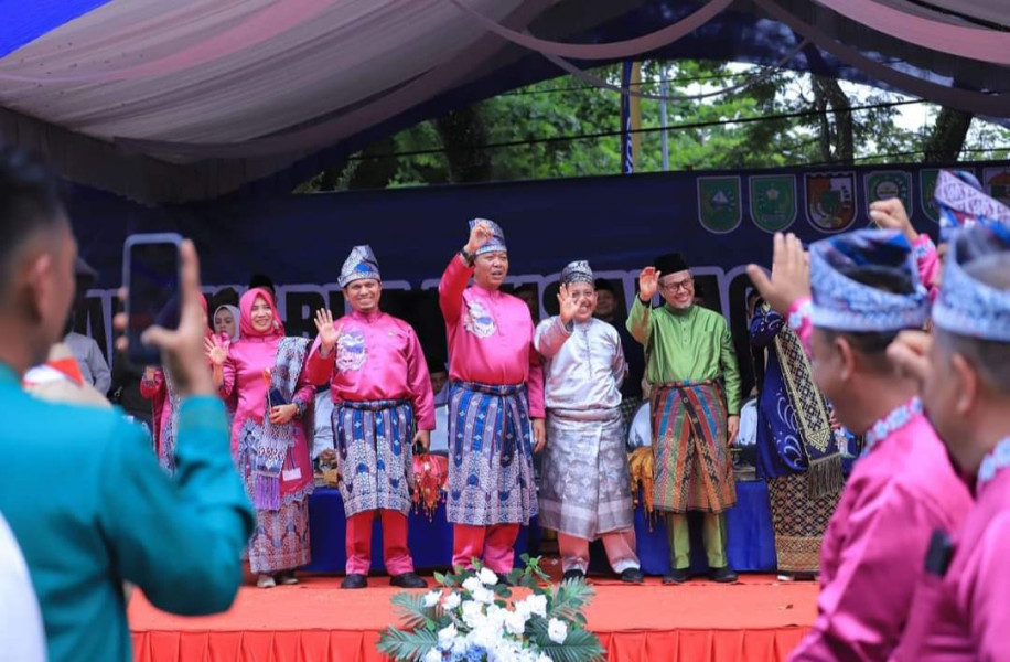 Sabarudi Ikut Pawai Pelepasan Kontingen MTQ Kota Pekanbaru di Inhu