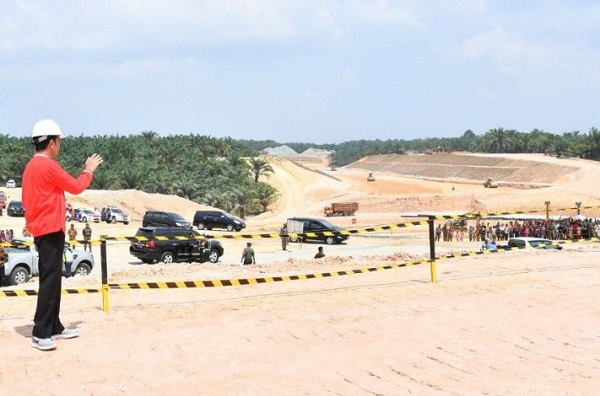 Pengerjaan Pembangunan Jalan Tol Pekanbaru-Dumai Terbaik di Sumatera