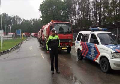 Hindari Kelangkaan, Polisi Riau Kawal Truck BBM saat Lintasi Titik Kemacetan