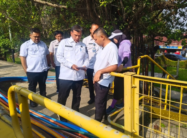 Tindak Lanjut Aduan Masyaraka, Abdul Wahid tertibkan Kabel Fiber di Jembatan Siak I