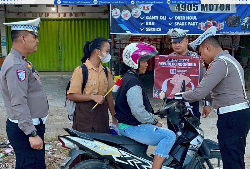 Sambut HUT ke-80 RI, Satlantas Pelalawan Bagikan Ratusan Bendera Merah Putih ke Pengendara