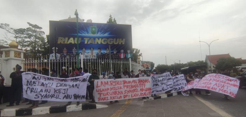 Unjuk Rasa di Kantor Gubernur, Aliansi Masyarakat Desak Syahril Abubakar Mundur dari DPH LAM Riau
