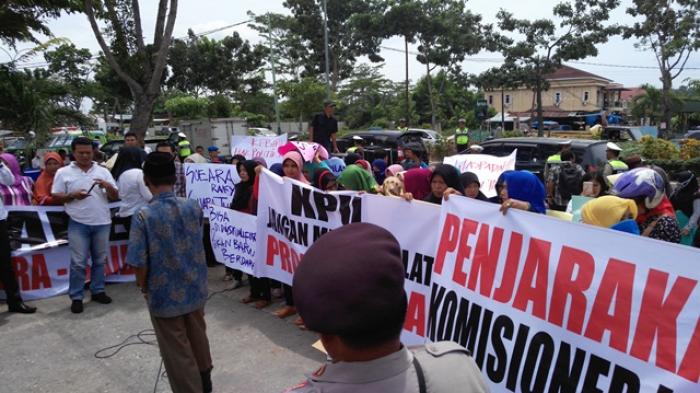 Massa BISA Demo KPU Pekanbaru