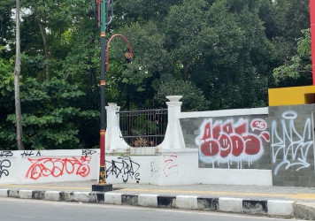 Vandalisme di Hutan Kota Pekanbaru, Tembok Gerbang Penuh Tulisan Tak Beraturan