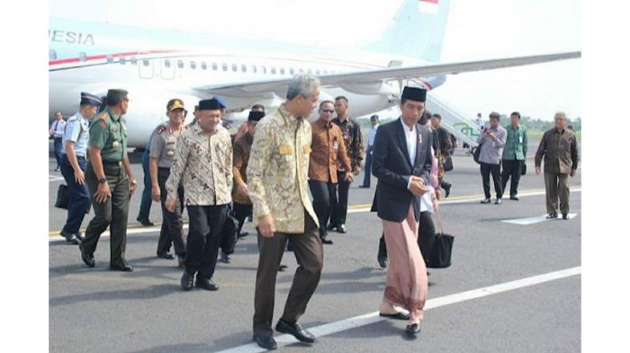 Presiden Jokowi Menggunakan Sarung Ketika Turun Dari Pesawat