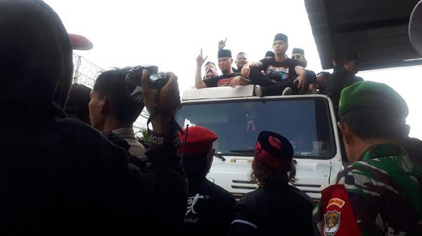 Sapa Massa di Rutan Cipinang Setelah Bebas, Ahmad Dhani Salam Dua Jari