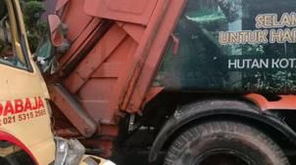 Truk Bermuatan Bata Tabrak Truk Sampah di Jl Gatot Subroto, 1 Orang Tewas