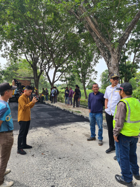 Jalan Parit Indah Mulai di Aspal, Ketua Komisi IV DPRD Parisman Turun ke Lokasi
