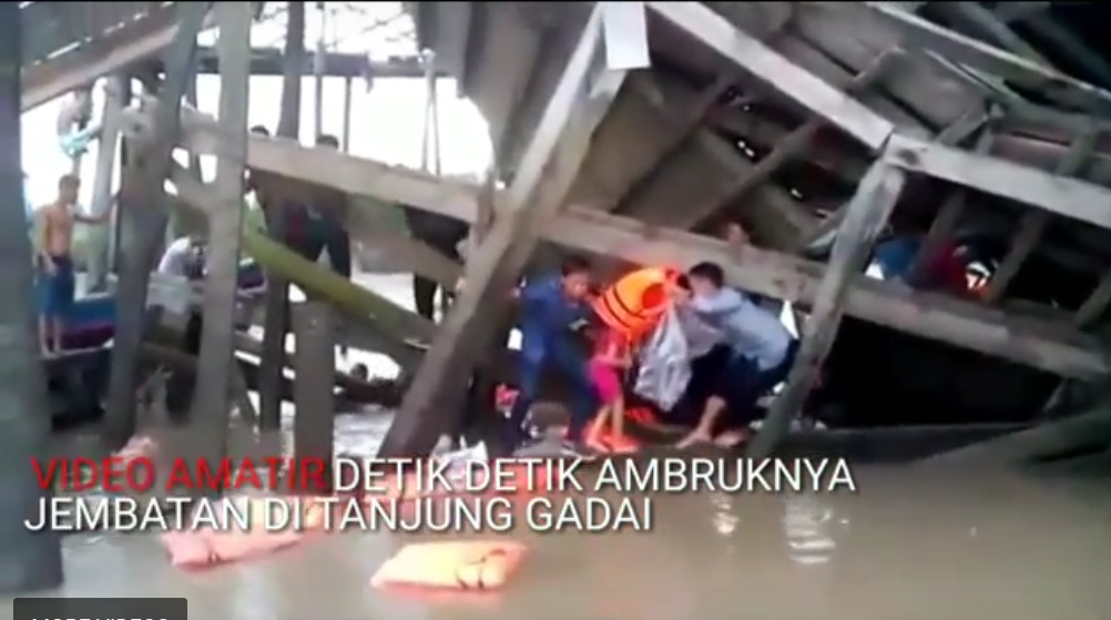 Video Detik-Detik Ambruknya Jembatan Tanjunggadai, 40 Warga Tercebur ke Laut