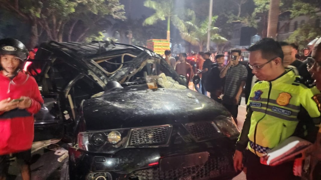 Pajero Sport Hantam Rambu Jalan di Pekanbaru, Diduga Akibat Kehilangan Kendali