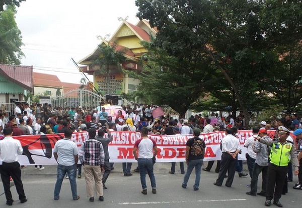 Ratusan Sopir Taksi Online Demo ke DPRD Riau