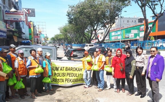 Petugas Parkir Dikagetkan dengan Kedatangan Tim Jum'at Barokah Polresta Pekanbaru