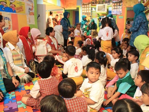 Suasana Suka Cita Kedatangan Ibu Negara di Paud Mekar Jaya