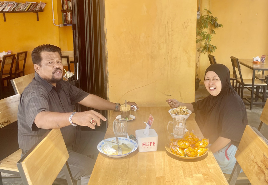 Tertangkap Kamera! Pasangan Lansia Ini Tampil Mesra di Kapitol Coffee, Bikin Baper