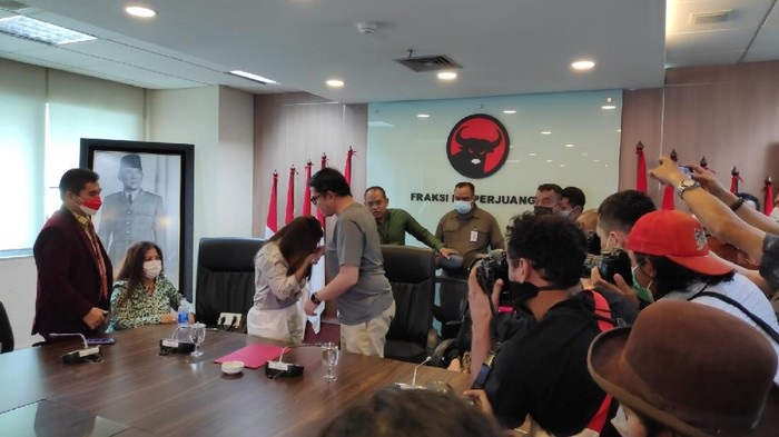 Sambil Meminta Ma'af, Anggiat Pasaribu Cium Tangan Arteria dan Ibunda