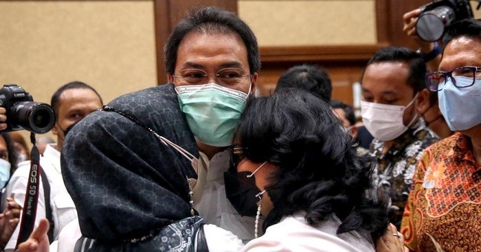 Vonis 3,5 Tahun Bui Azis Syamsuddin dan Momen Bela Diri Penuh Tangis