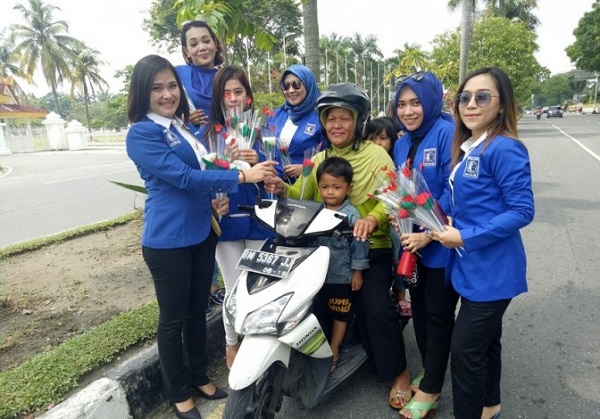 Srikandi PAN Riau Peringati Hari Kartini dengan Bagi-bagi Bunga