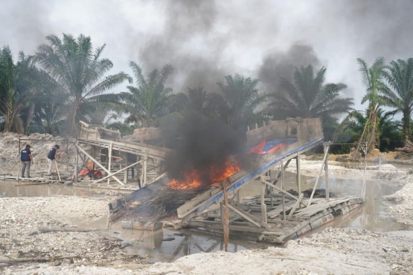 Empat Rakit PETI Dimusnahkan di Kuansing, Pelaku Kabur Saat Disergap Petugas