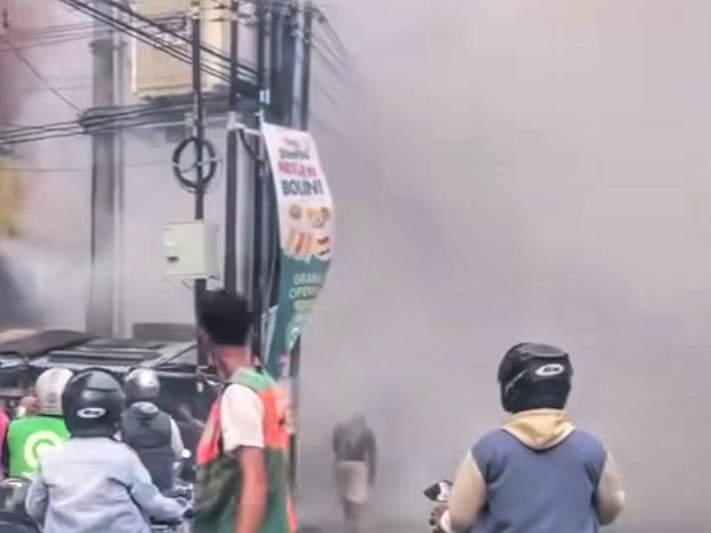 Kebakaran Hebat Terjadi Lagi di Jalan Nangka Pekanbaru, Asap Tebal Selimuti Jalan