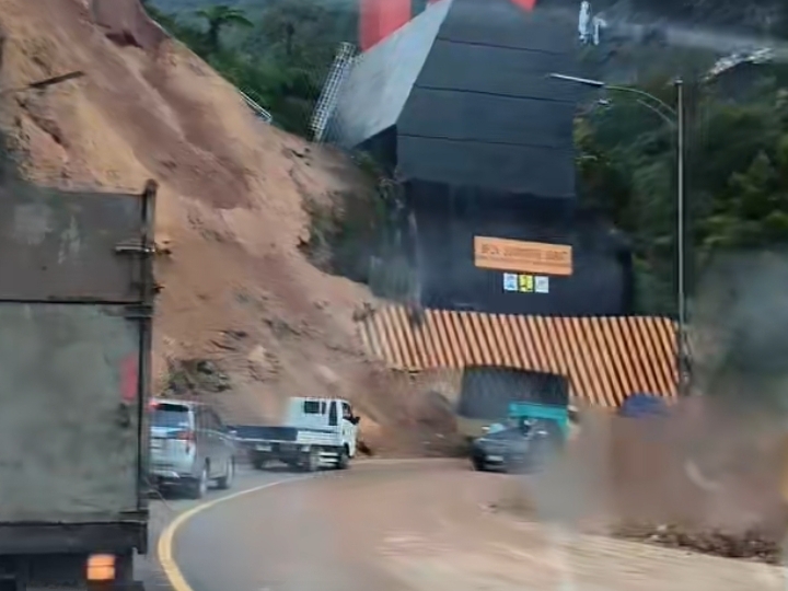 Longsor Tutup Jalan di Kelok 9, Akses Riau–Sumbar Kini Kembali Lancar