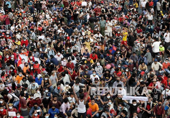 Melawan, Ribuan Orang Myanmar Turun ke Jalan Tolak Kudeta