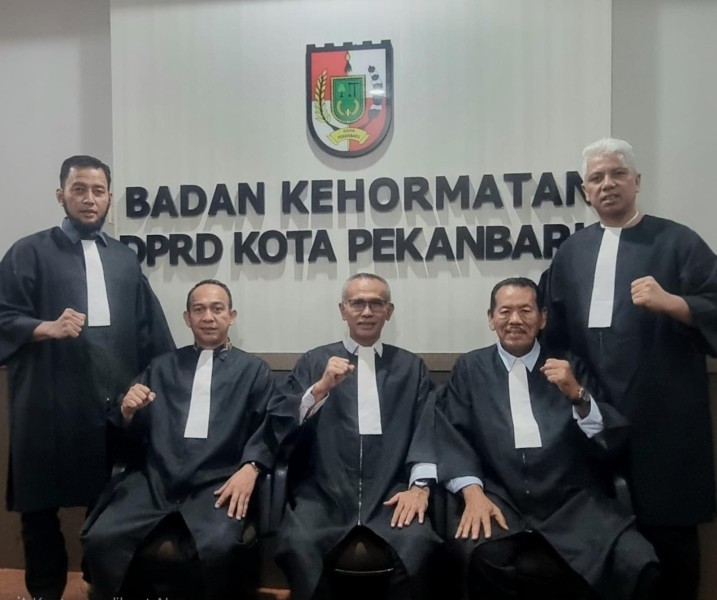 Viral! Anggota DPRD Pekanbaru Pakai Jersey Bola Saat Paripurna, BK Langsung Bertindak