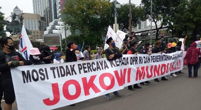 Massa Aksi Sumpah Pemuda Bentangkan Spanduk 'Jokowi Mundur!'