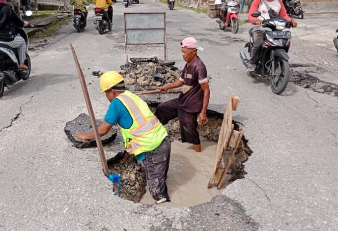 Kebocoran Air PDAM di Jalan Melur Akibat Pipa Tua, Perbaikan Ditargetkan Tuntas Malam Ini