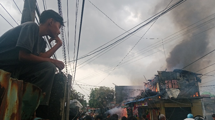 Siang Bolong, Kebakaran Hanguskan Rumah dan Warung di Jalan Pepaya Ujung Pekanbaru