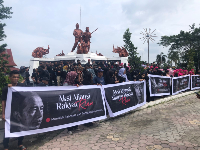 Massa Aliansi Rakyat Riau Gelar Aksi Damai di Depan Kediaman Gubernur