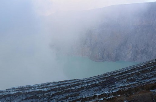 Gas Beracun Kawah Ijen Dekati Permukiman Penduduk