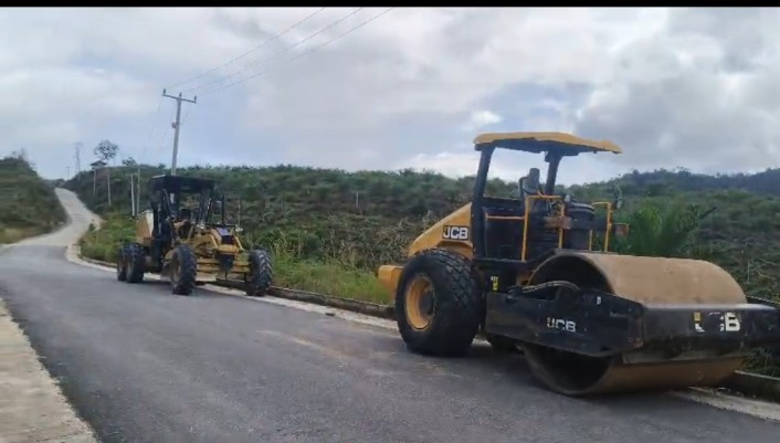 Ruas Jalan Provinsi Ujung Batu–Rokan Batas Sumbar Longsor, Alat Berat Diterjunkan