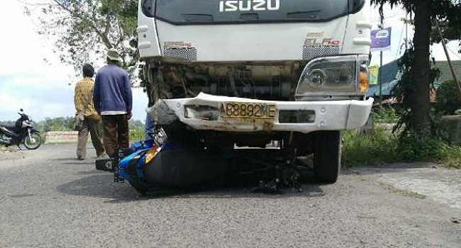 Truk tabrak pemotor di Prambanan, seorang pelajar tewas & 1 kritis
